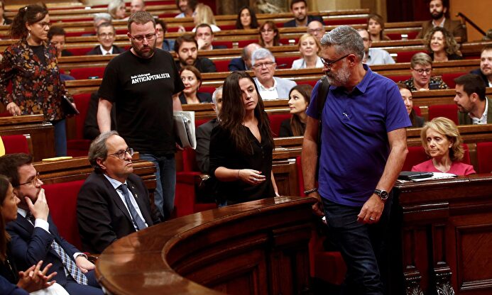 Diputados de la CUP abandonan el hemiciclo. |  EFE