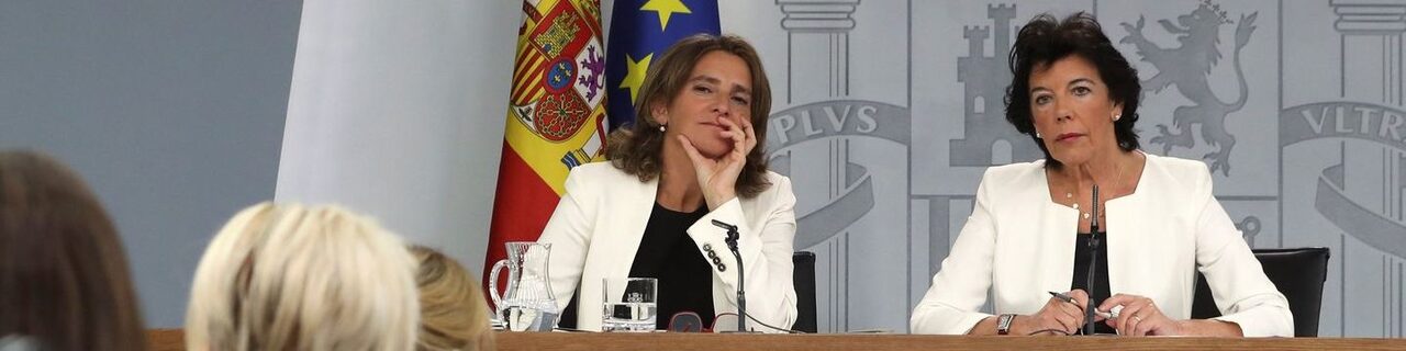 Isabel Celaá, junto a Teresa Ribera, durante la rueda de prensa posterior al Consejo de Ministros.