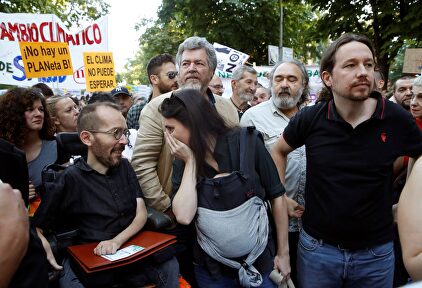 Irene Montero y Pablo Iglesias en una manifestación con su hija pequeña, Aitana. | EFE