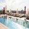 Ademal hotel dispone de una piscina exterior, ubicada en una de las terrazas de la planta 20.