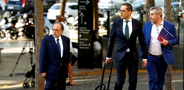 Los abogados del Barça en el juzgado de Barcelona |  EFE