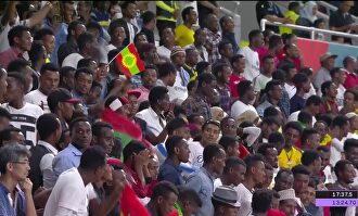 Vergüenza en el Mundial de Doha: un atleta llega a la meta a los brazos de otro