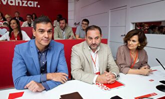 El secretario general del PSOE, Pedro Sánchez, en el su Comité Federal este sábado junto a Ábalos y Calvo. |  EFE