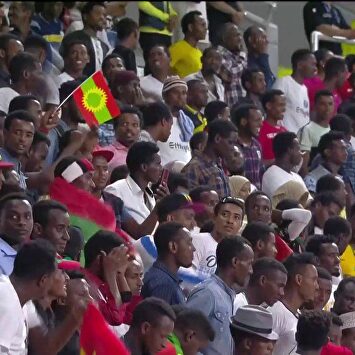 Vergüenza en el Mundial de Doha: un atleta llega a la meta a los brazos de otro