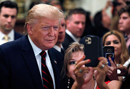 Trump posa para selfis en un acto este viernes. |  EFE