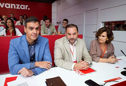 Pedro Sánchez, José Luis Ábalos y Carmen Calvo |  EFE