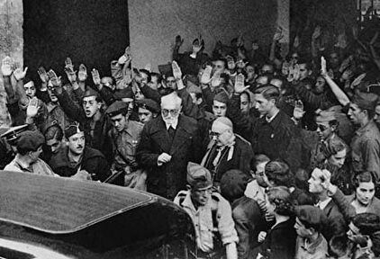 Miguel de Unamuno a la salida del acto en el paraninfo de la Universidad de Salamanca el 12 de octubre de 1936 | Cordon Press