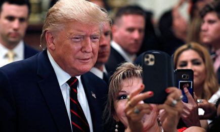 Trump posa en un acto público |  EFE