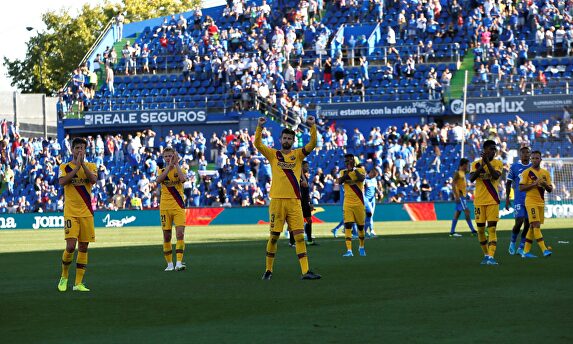 El Barcelona celebrando la victoria. |  EFE