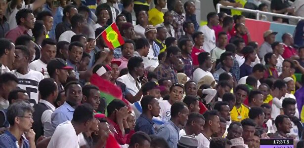 Vergüenza en el Mundial de Doha: un atleta llega a la meta a los brazos de otro