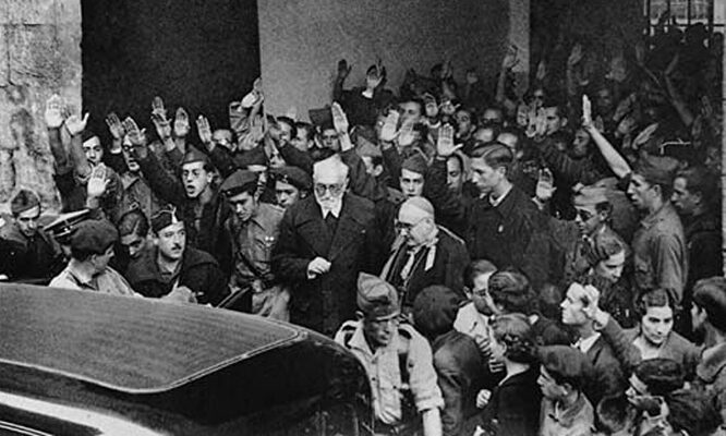 Unamuno saliendo del acto en el paraninfo de la Universidad de Salamanca el 12 de octubre de 1936 | Cordon Press