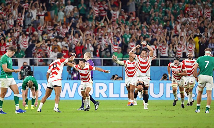 La selección japonesa de rugby celebra su victoria ante Irlanda. |  EFE