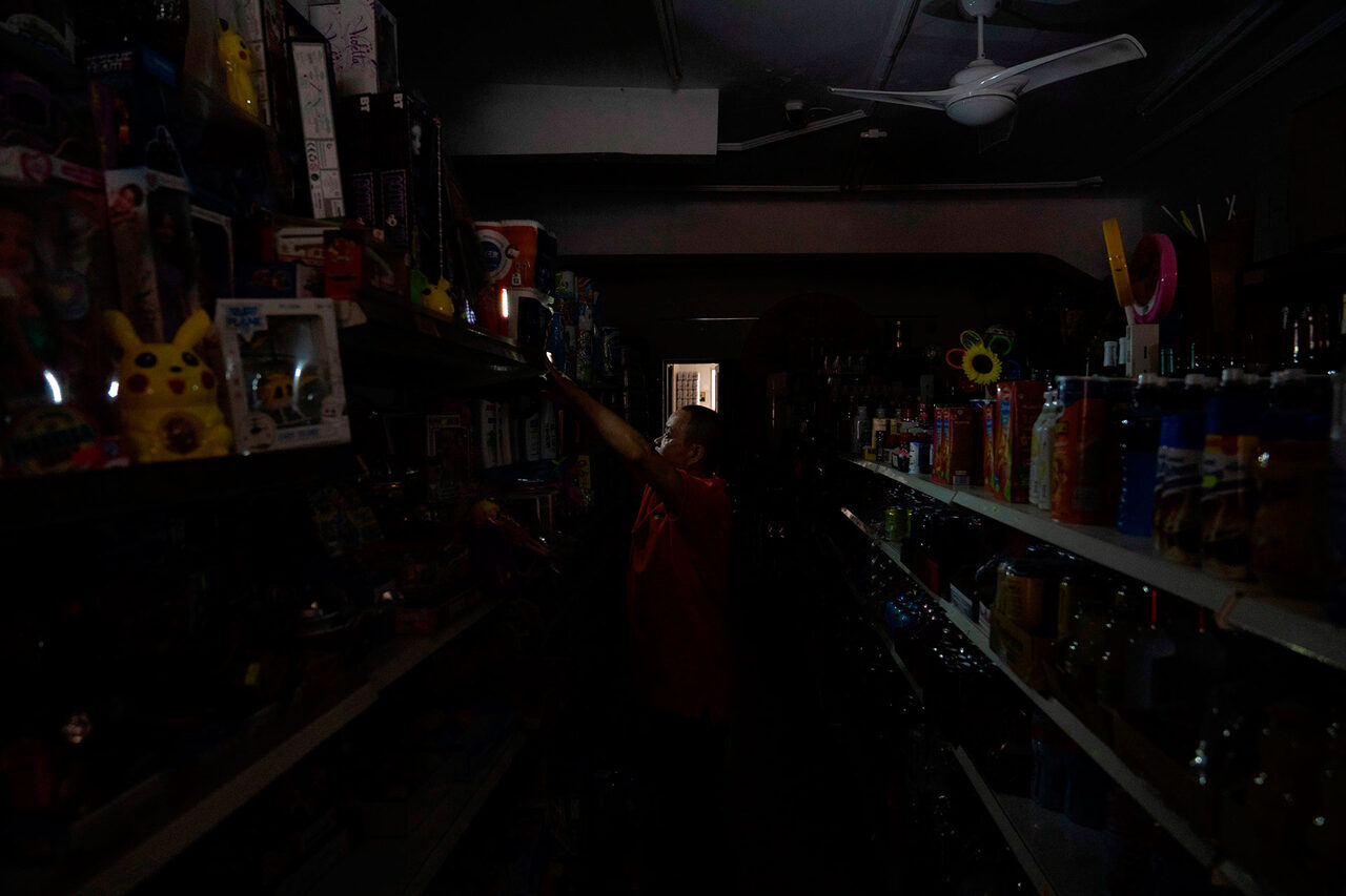 Una tienda durante el apagón |  EFE