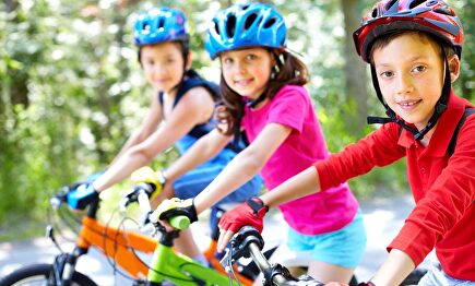 Niños montando en bicicleta. |  Pixabay