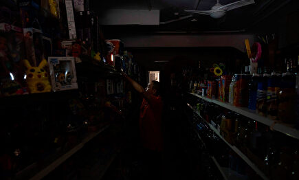 Una tienda durante el apagón |  EFE