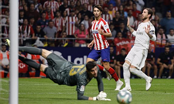 Tebas se empeña en que vuelva La Liga mientras que la FIFA no es tan optimista | EFE