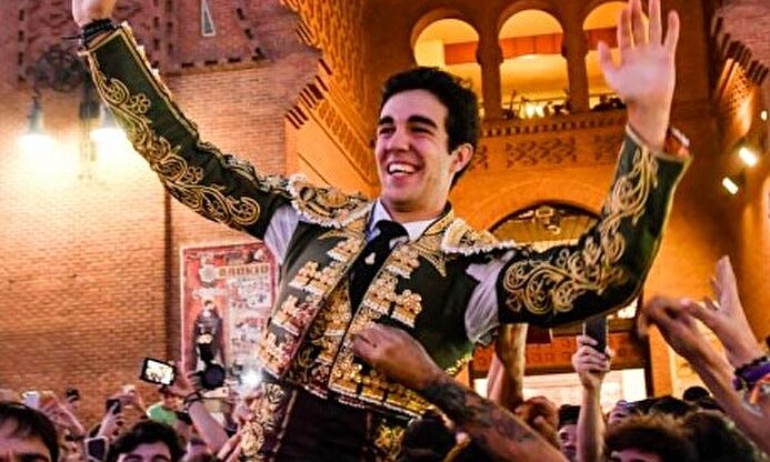 El novillero Tomás Rufo abrió la Puerta Grande de Las Ventas en la primera de la Feria de Otoño. |  Plaza 1