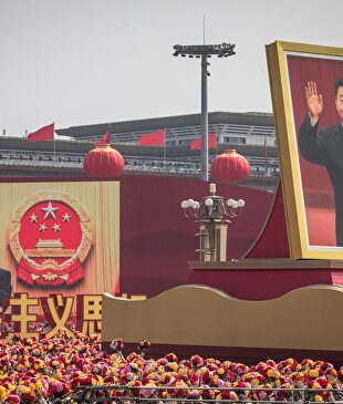 Baño de masas del dictador chino, Xi Jinping, en la plaza de Tiananmen | EFE
