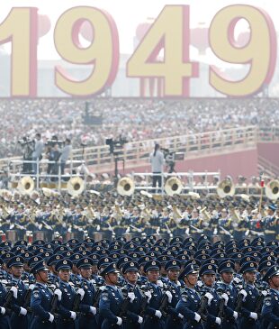 Militares chinos desfilando por la plaza de Tiananmen. | EFE