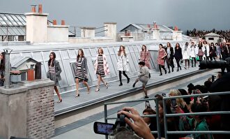 Una espontánea se cuela en mitad de un desfile de Chanel