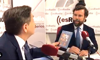 Espinosa de los Monteros regala 'Los Aristogatos' a Federico