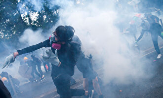 Manifestantes devuelven a la Policía los botes de gas lacrimógeno. |  EFE