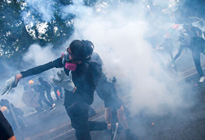 Manifestantes devuelven a la Policía los botes de gas lacrimógeno. |  EFE