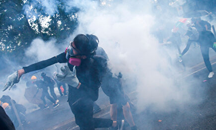 Manifestantes devuelven a la Policía los botes de gas lacrimógeno. |  EFE
