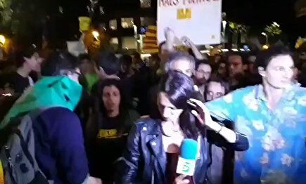 Radicales independentistas increpan a reporteras de TVE y Telecinco en la manifestación por el 1-O