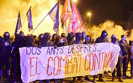 CDR encapuchados lanzan objetos a los mossos, cortan calles y vuelcan contenedores