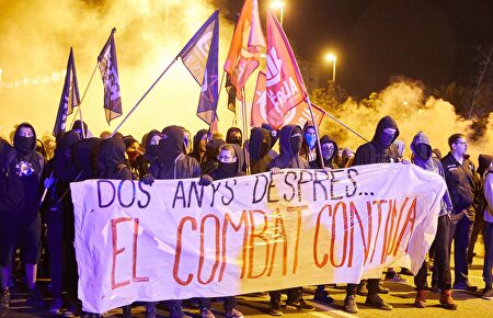 CDR encapuchados lanzan objetos a los mossos, cortan calles y vuelcan contenedores