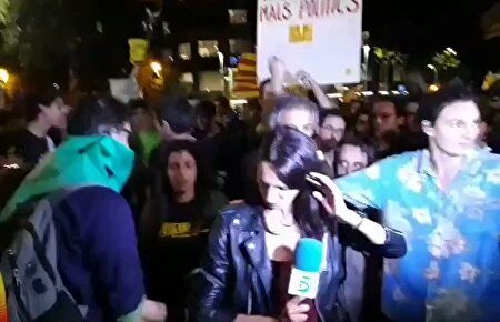 Radicales independentistas acosan a una periodista de Telecinco que informaba sobre la manifestación del 1-O
