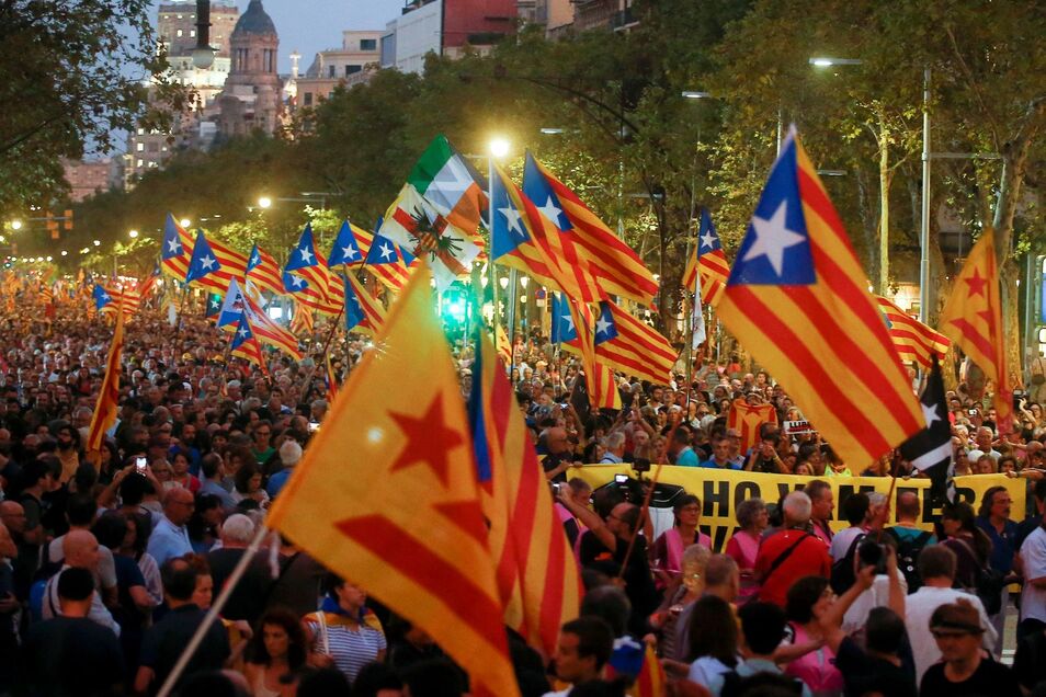 El separatismo toca fondo en los fastos del segundo aniversario del golpe de Estado  Pinchazo histórico: Solo 18.000 personas secundan en Barcelona la manifestación de la ANC en conmemoración del 1-O. 011019-manifestacion-segundo-aniversario-referendum-ilega-1-o