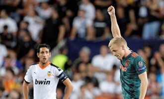 Van de Beek le da calabazas al Barcelona | EFE