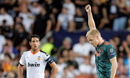 Van de Beek (d) celebra su gol al Valencia. |  EFE