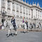  El cambio de la Guardia Real, un importante atractivo turístico para los visitantes de Madrid.