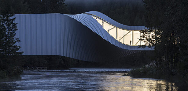 El nuevo y retorcido museo en mitad del bosque noruego