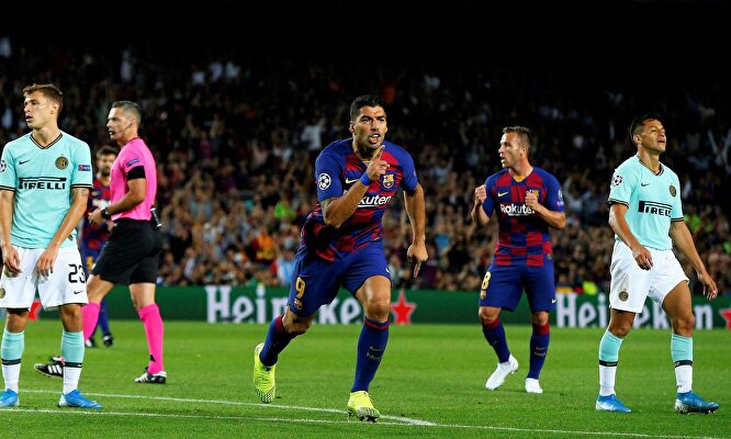 Luis Suárez celebra el primero de sus dos goles al Inter de Milán. |  EFE