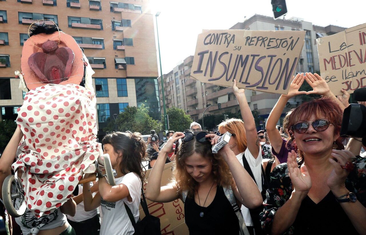 Feministas vuelven a sacar en procesión al 'coño insumiso'. |  EFE
