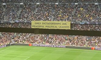 La pancarta con tintes independentistas que lució el Camp Nou en el partido contra el Inter |  Captura