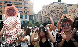 Feministas vuelven a sacar en procesión al 'coño insumiso'. |  EFE