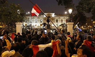 Muchos se acercaron al Congreso peruano para apoyar la decisión de Vizcarra. |  EFE