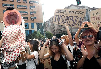 Feministas vuelven a sacar en procesión al 'coño insumiso'. |  EFE