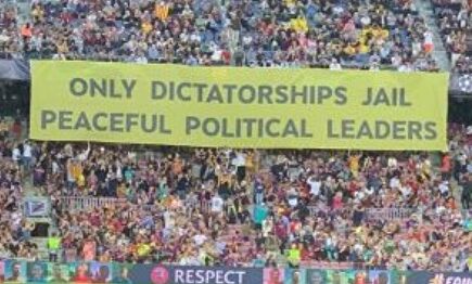 Polémica pancarta en el Camp Nou. |  Imagen TV