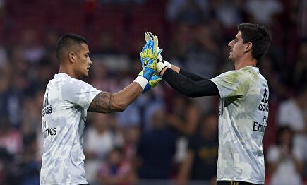 Areola y Courtois, durante el calentamiento del derbi en el Wanda Metropolitano. |  Cordon Press