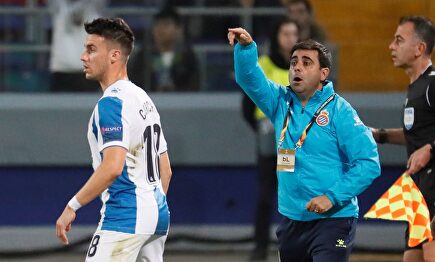 David Gallego, técnico del Espanyol, salva el primer match ball |  EFE