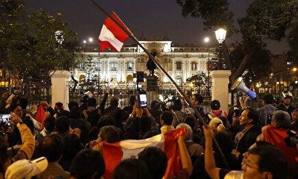 Muchos se acercaron al Congreso peruano para apoyar la decisión de Vizcarra. |  EFE