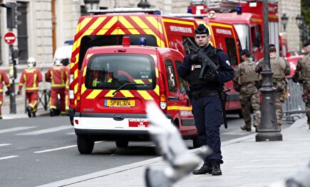 Se ha establecido un perímetro de seguridad cerca de la sede de la Policía de París. |  EFE