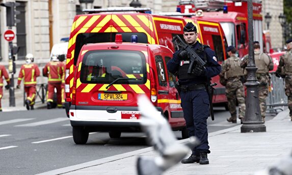 Se ha establecido un perímetro de seguridad cerca de la sede de la Policía de París. |  EFE