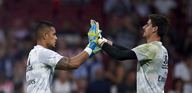 Areola y Courtois, durante el calentamiento del derbi en el Wanda Metropolitano. |  Cordon Press